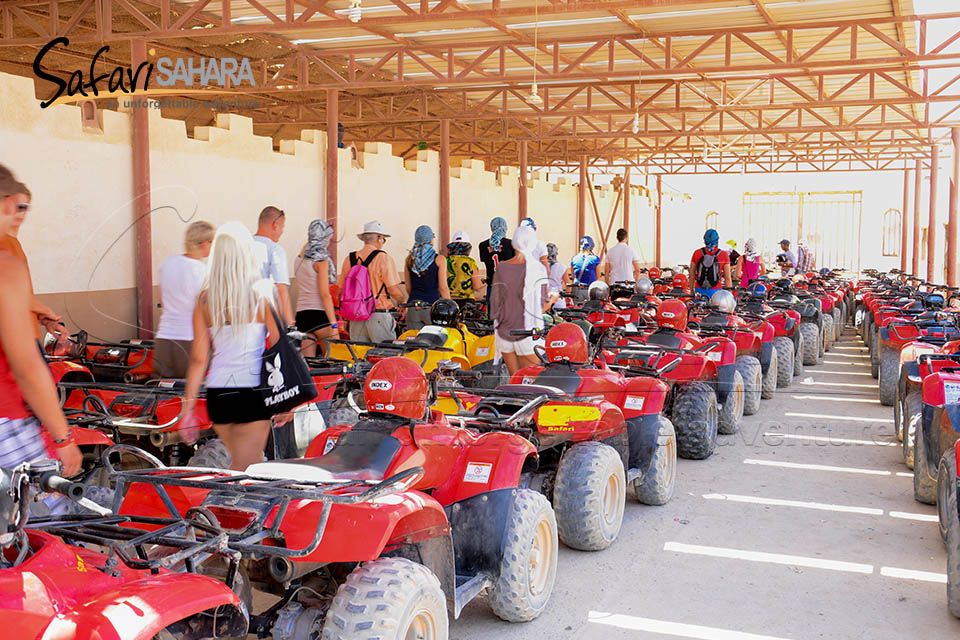 Tramonto in quad nel deserto di Sharm el-Sheikh