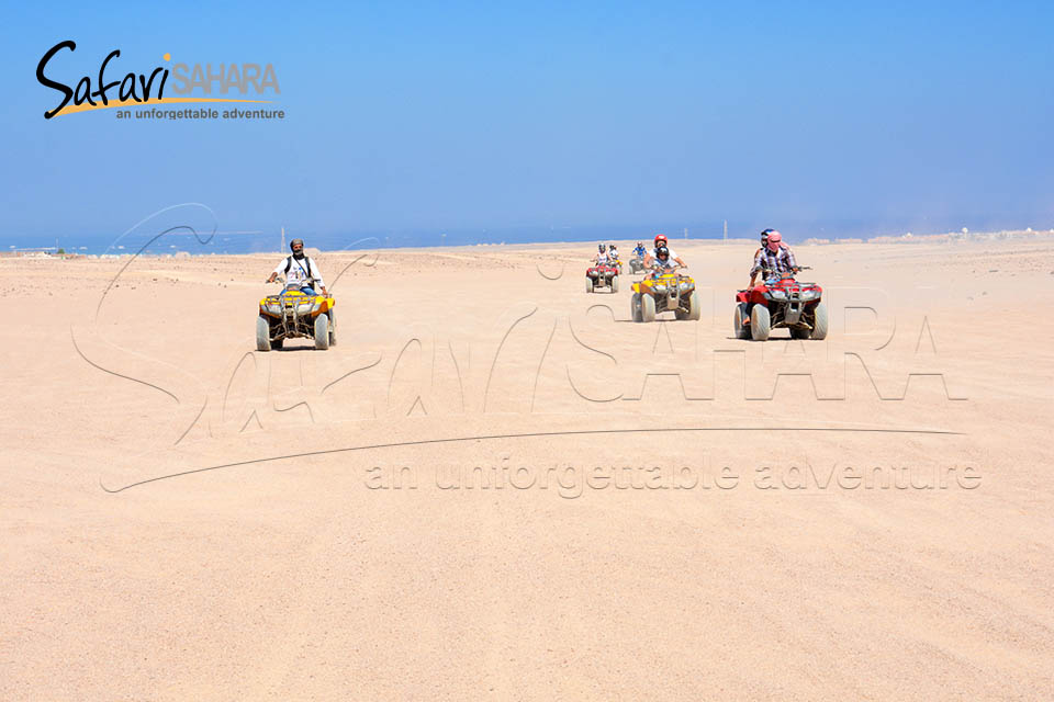 Safari nel deserto in quad a Sharm con cena e spettacolo